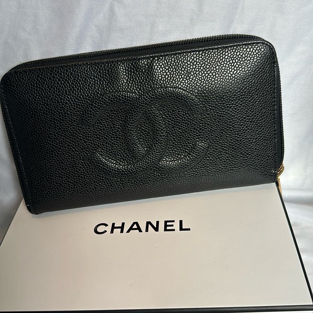 CHANEL VINTAGE 2000 CC BLACK CAVIAR LONG ZIPPY WALLET/GOLD HRDWR GOOD COND/ITALY